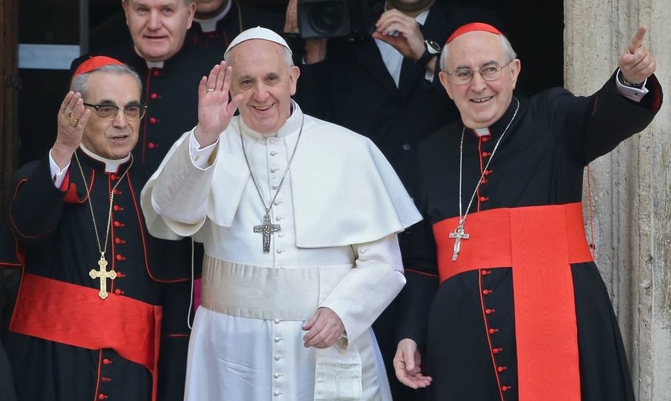 Popiežius Pranciškus su Ispanijos kardinolu Santos Abrilu (kairėje) ir Italijos kardinolu Agostino Vallini