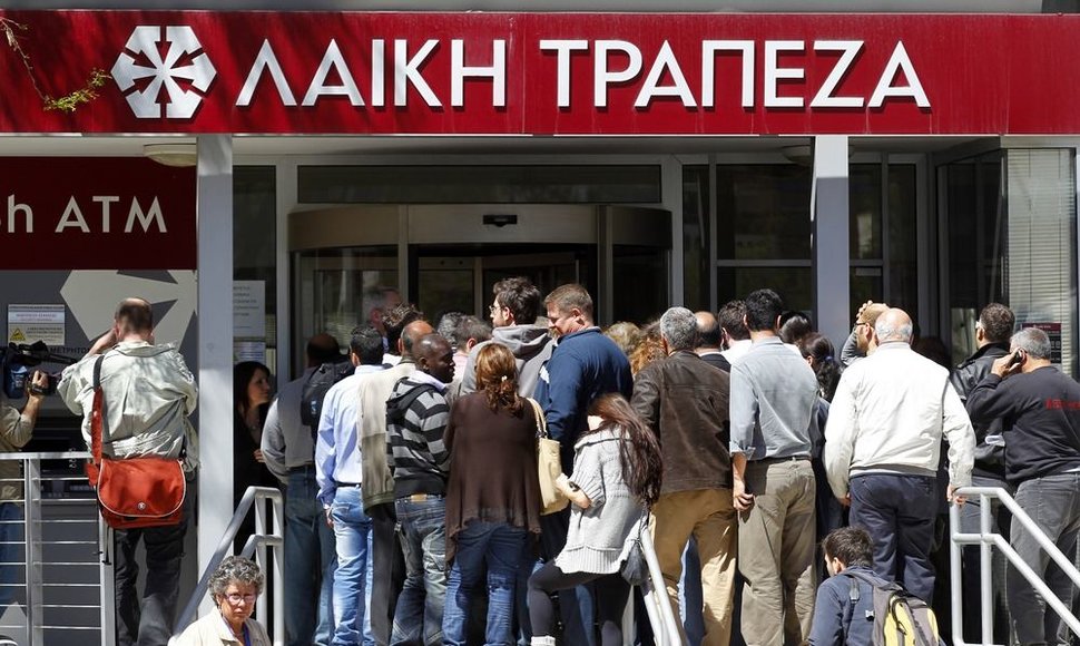 Žmonių eilė prie Kipro banko
