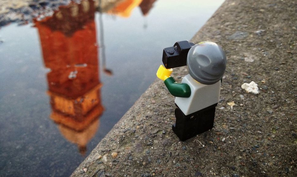 „Lego“ žmogeliukas fotografuoja