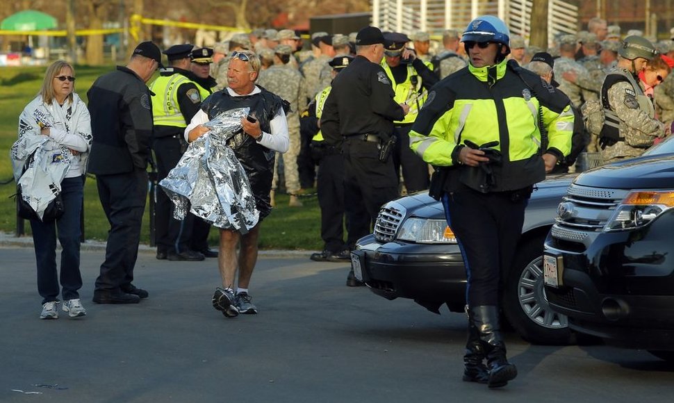 Pasikalbėję su policininkais Bostono maratono bėgikai eina namo
