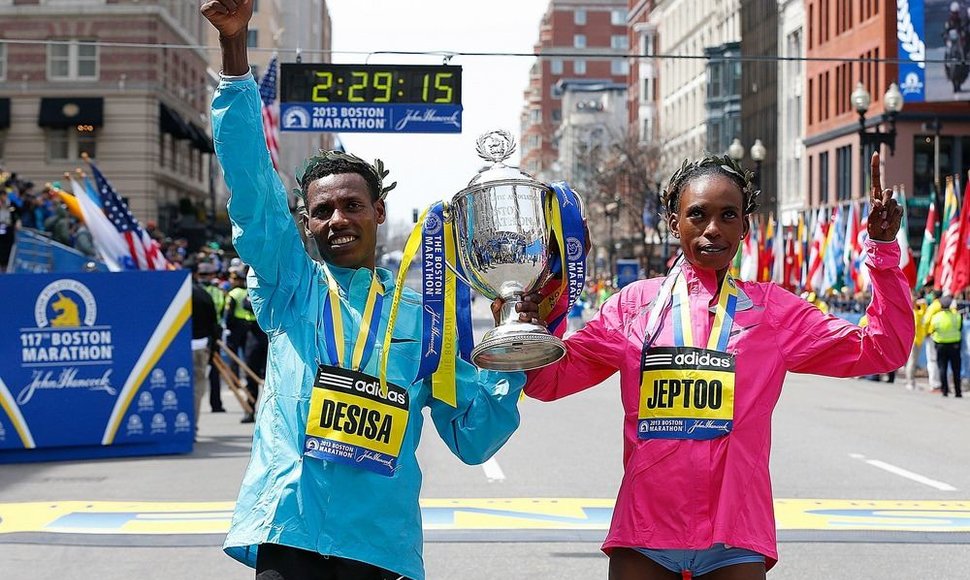 Bostono maratono nugalėtojai Lelisa Desisa Benti (Etiopijos bėgikas) ir Rita Jeptoo iš Kenijos