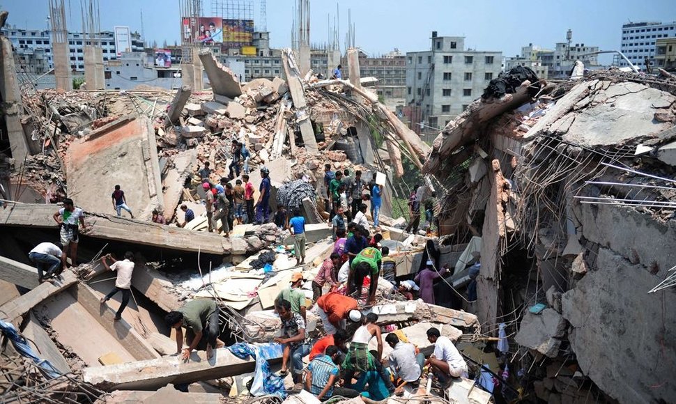 Bangladeše sugriuvo aštuonių aukštų pastatas.