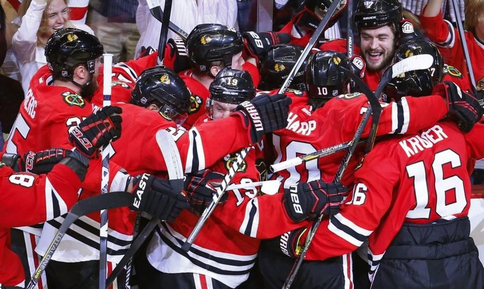 Čikagos „Blackhawks“ ledo ritulininkai džiaugiasi pergale.