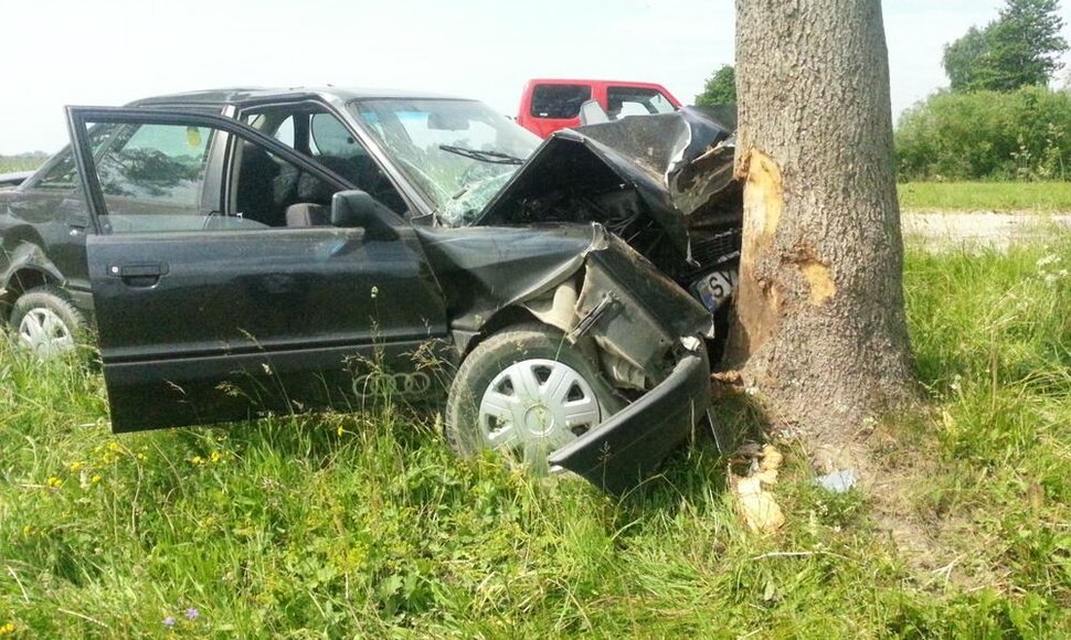 Į medį atsitrenkęs „Audi“ automobilis