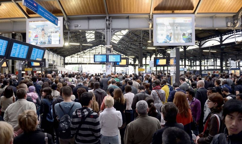 Prancūzijoje streikuoja geležinkelių ir traukinių darbuotojai.