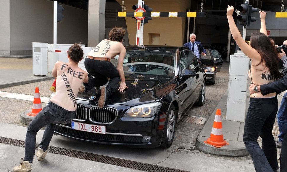 „Femen“ aktyvistės ant BMW automobilio