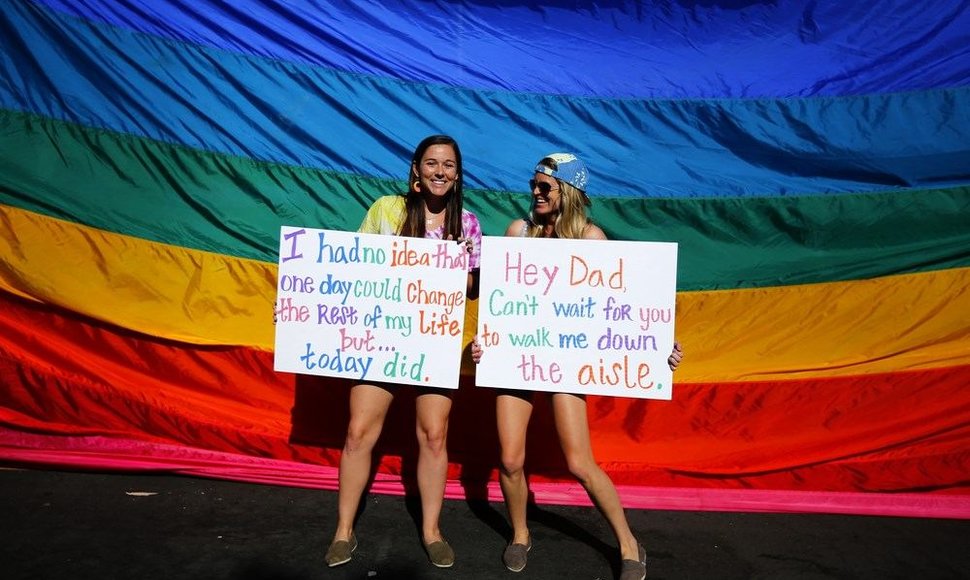 Kalifornijoje atmestas reikalavimas uždrausti tos pačios lyties asmenų santuokas.