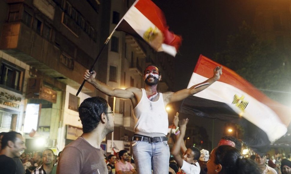 Egipte protestuotojai džiaugiasi šalies prezidento Mohamedo Mursi nuvertimu.