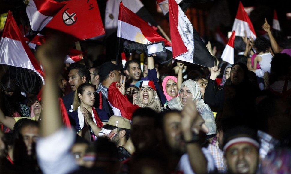 Egipte protestuotojai džiaugiasi šalies prezidento Mohamedo Mursi nuvertimu.