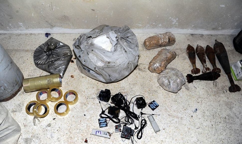 Sirijos naujienų agentūra nufotografavo rastas medžiagas, iš kurių galėjo būti gaminamas cheminis ginklas.