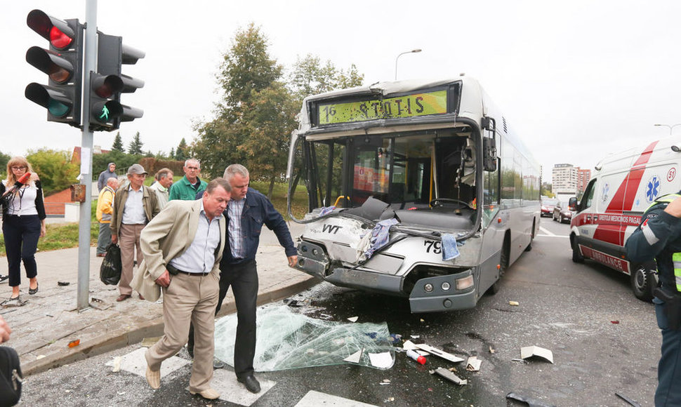 Vilniuje greitasis autobusas susidūrė su sunkvežimiu.