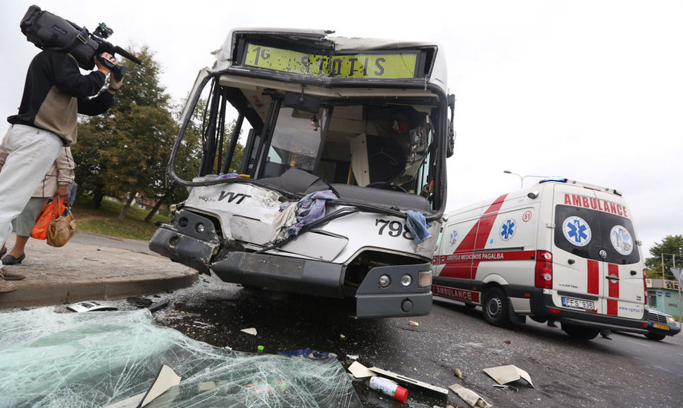 Vilniuje greitasis autobusas susidūrė su sunkvežimiu.