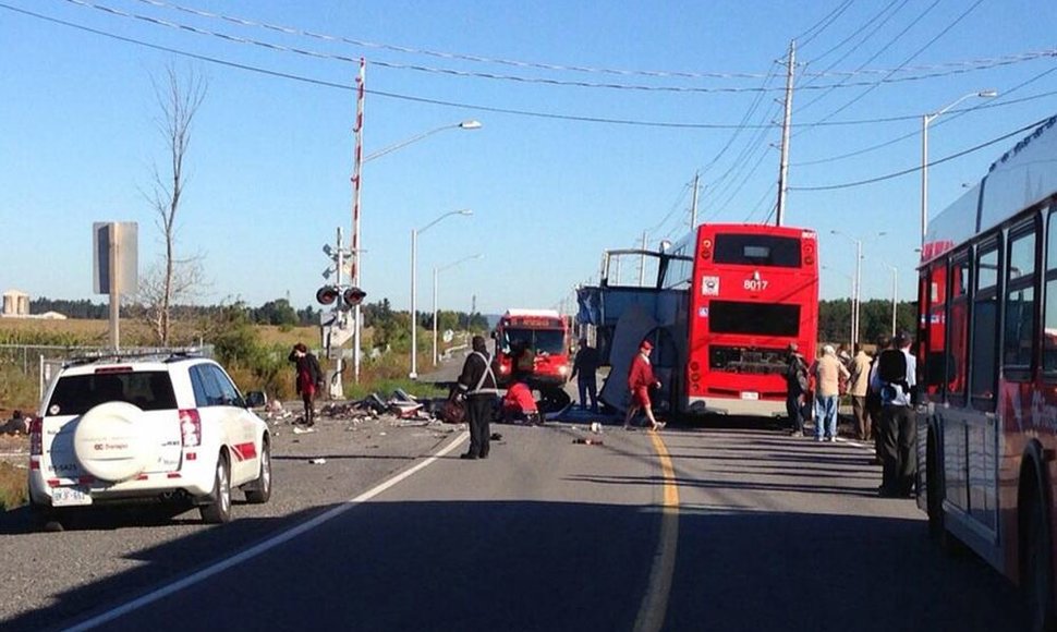 Otavoje traukinys susidūrė su dviaukščiu autobusu