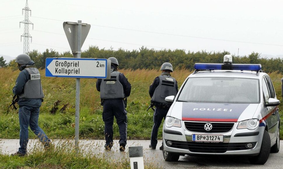 Įvykio vietoje policininkai užblokavo kelią.