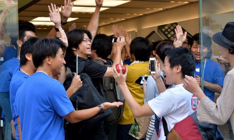 Tokijuje klientai skuba įsigyti „iPhone 5s“