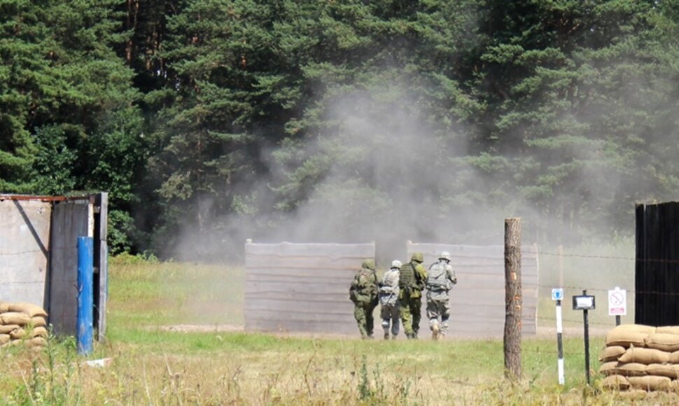 Karinės pratybos Kairių poligone