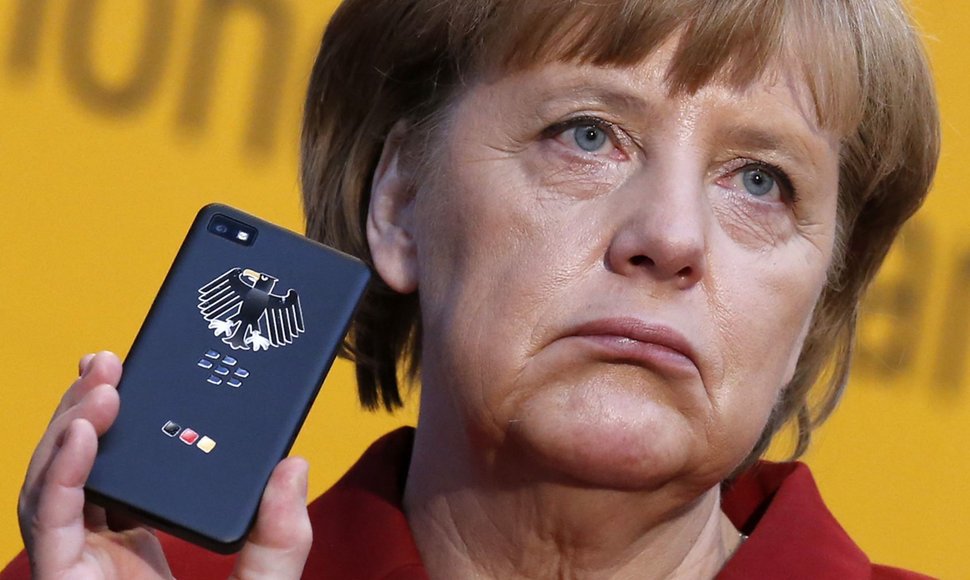 Angela Merkel su „BlackBerry Z10“ mobiliuoju telefonu (2013 m.)