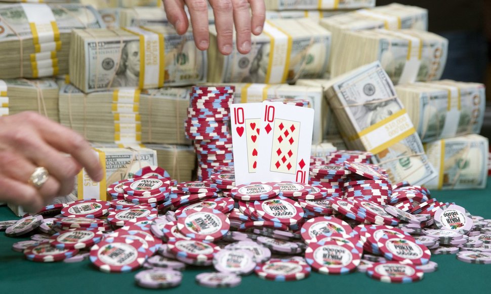 Pokerio žetonai, kortos ir doleriai