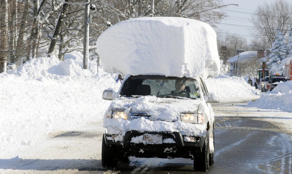 Vairuotojas patingėjo nukasti sniegą nuo savo automibilio stogo