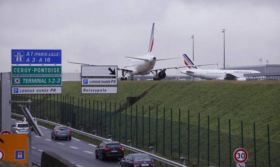 Charles'o De Gaulle'io oro uoste uždaryti du takai