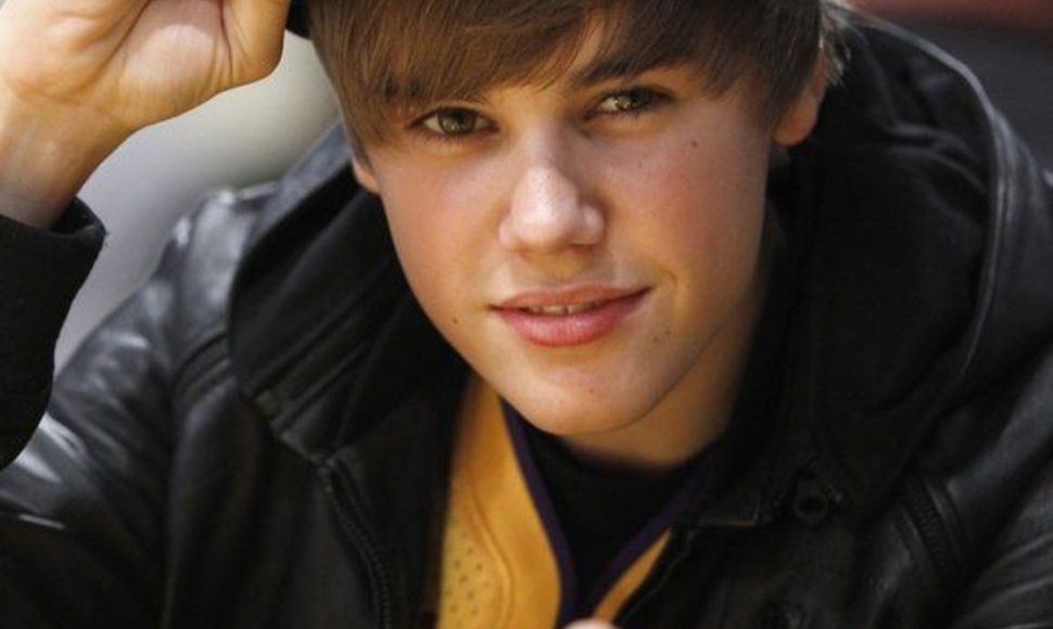 Jaunasis dainininkas J. Bieberis stebi krepšinio rungtynes