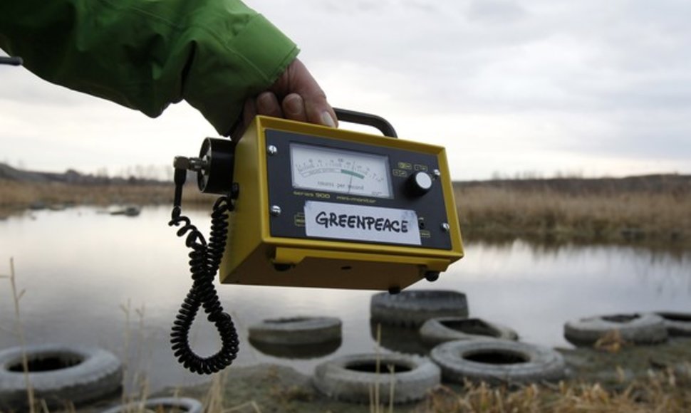 „Greenpeace“ narys matuoja radiacijos lygį.