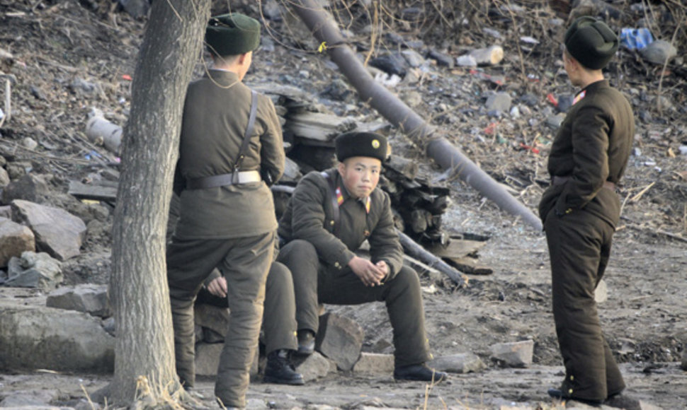 Š.Korėjos kariai prie P.Korėjos sienos