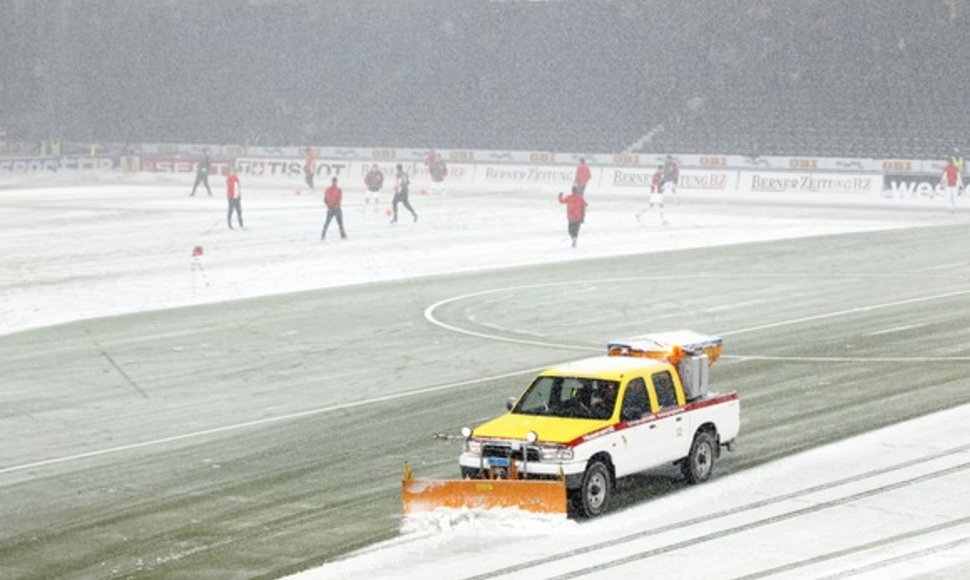 Vokietijoje valomas sniegas futbolo stadione