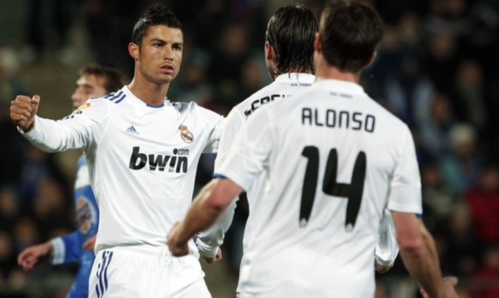 Cristianas Ronaldo džiaugiasi įvarčiu su komandos draugais