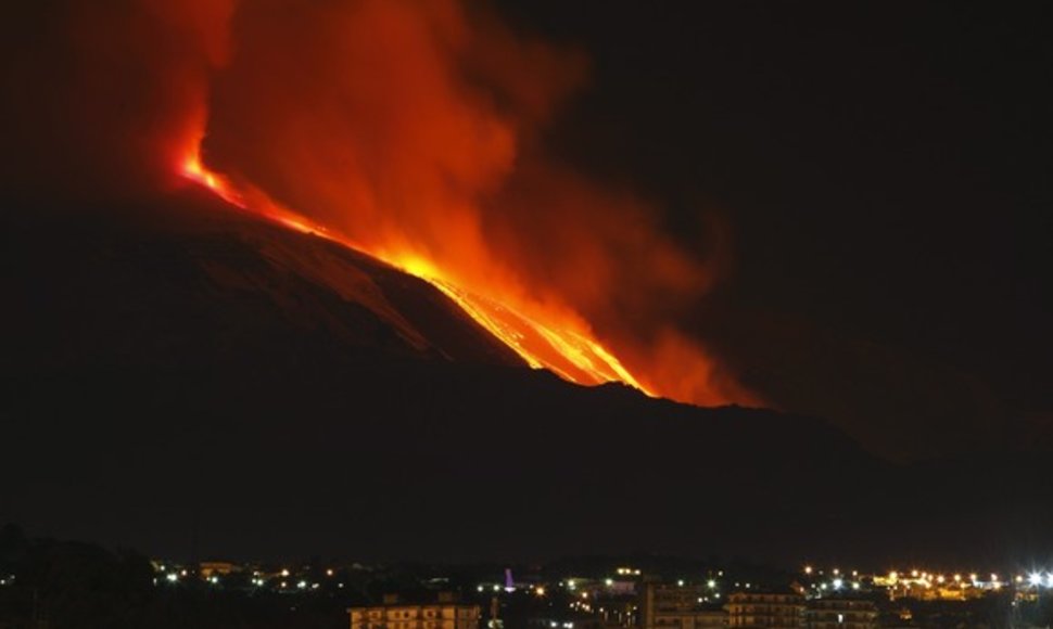Etnos ugnikalnis lieja lavą
