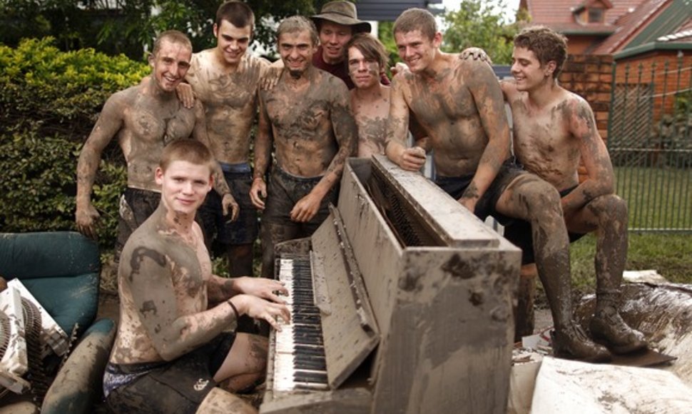 Vaikinai pozuoja prie purvino pianino