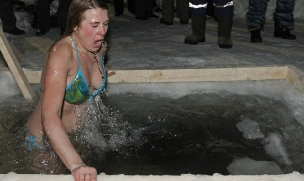 Moteris buvo pasinėrusi į ledinį upės vandenį