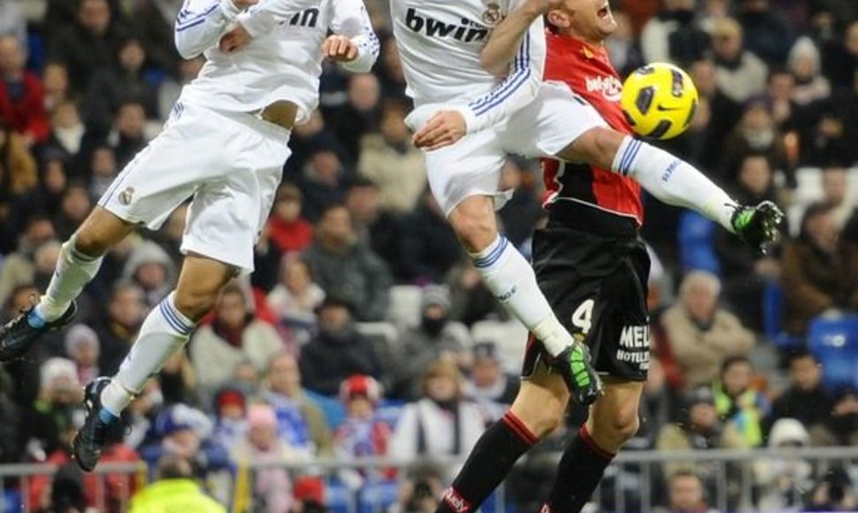 Ricardo Carvalho, Sergio Ramosas ir Ivanas Ramisas kovoja dėl kamuolio