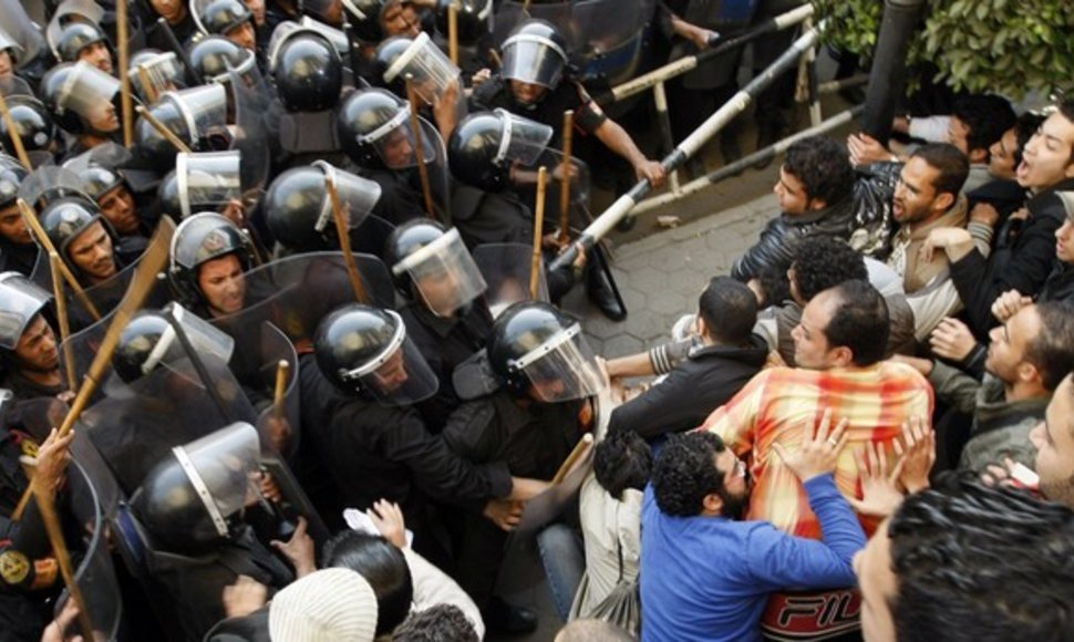 Riaušių policija ir demonstrantai
