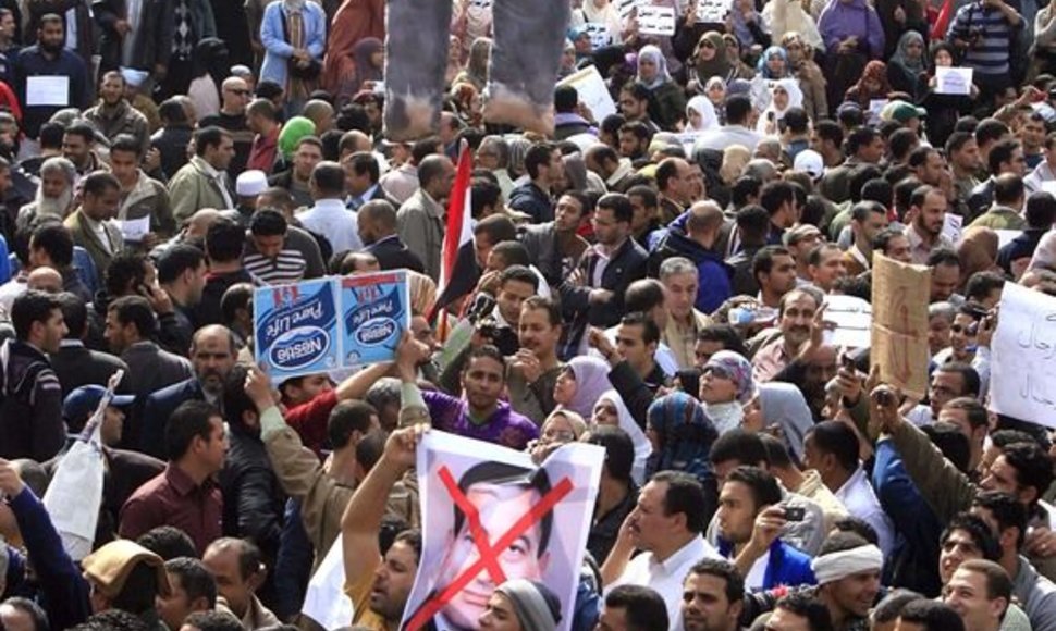 Protestuotojai laiko Hosni Mubaraką vaizduojančią lėlę