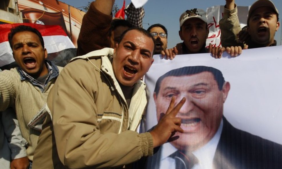 Protestuotojai neša prezidento Hosni Mubarako plakatą