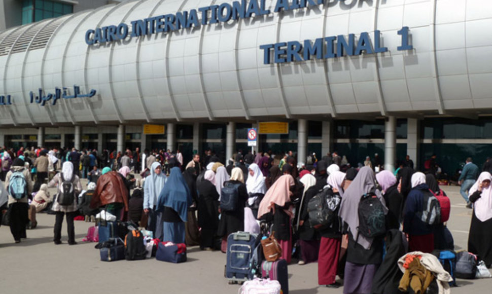 Turistai prie Kairo oro uosto įėjimo