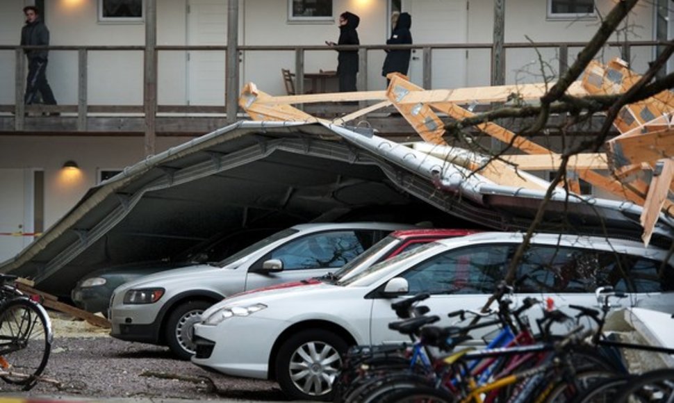 Vėjo nuplėštas namo stogas nukrito ant automobilių