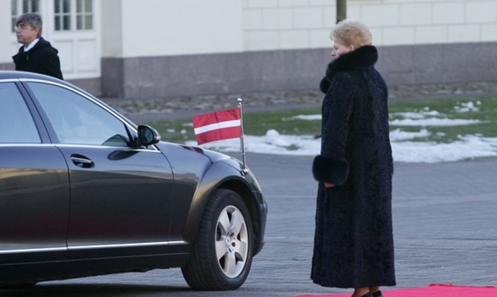 Dalia Grybauskaitė pasitinka Latvijos prezidentą