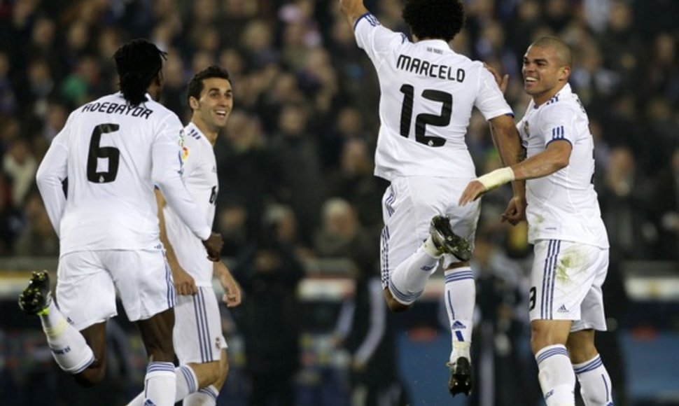 Madrido „Real“ žaidėjai džiaugiasi įvarčiu