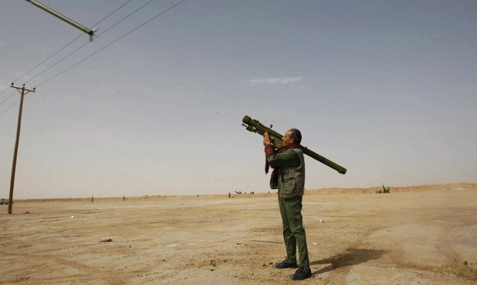 Sukilėlis iššovė raketą į Libijos karinių oro pajėgų naikintuvą.