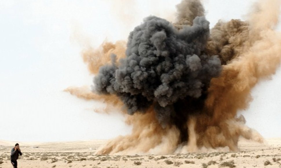 Ausis užsikimšęs sukilėlis netoli Libijos oro pajėgų numestos bombos.