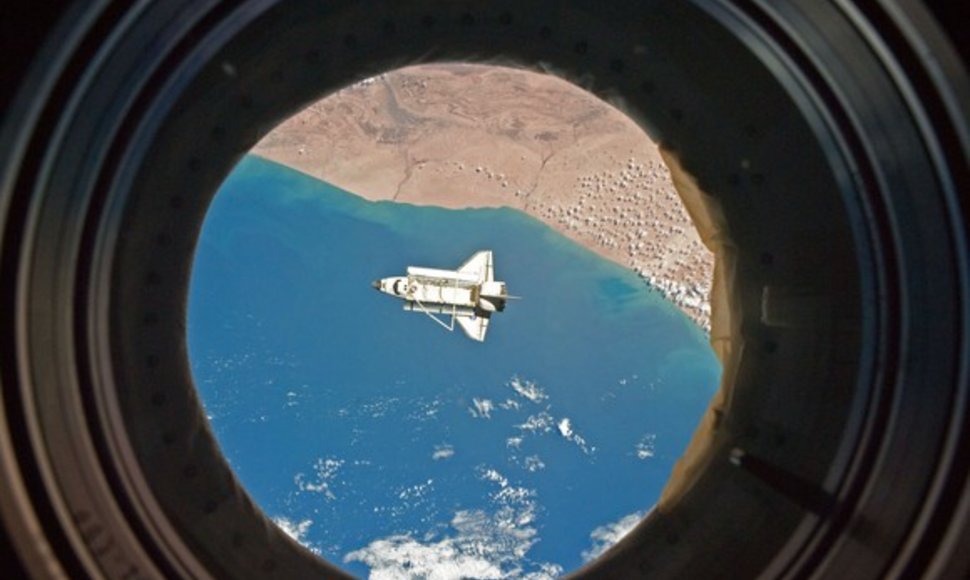 Iš tarptautinės kosmoso stoties nufotografuotas erdvėlaivis „Discovery“.