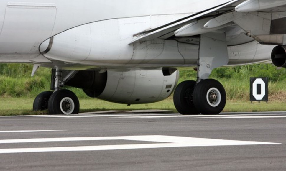 Nuo pakilimo tako nuvažiavęs „Airbus A320“ lėktuvas.