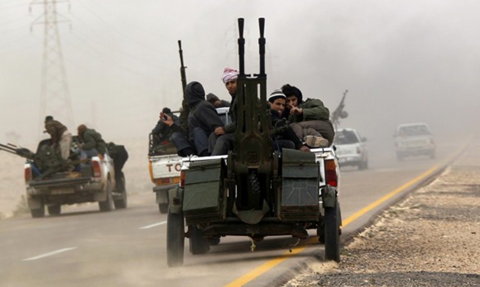 Į Bengazio miestą važiuojantys sukilėliai.