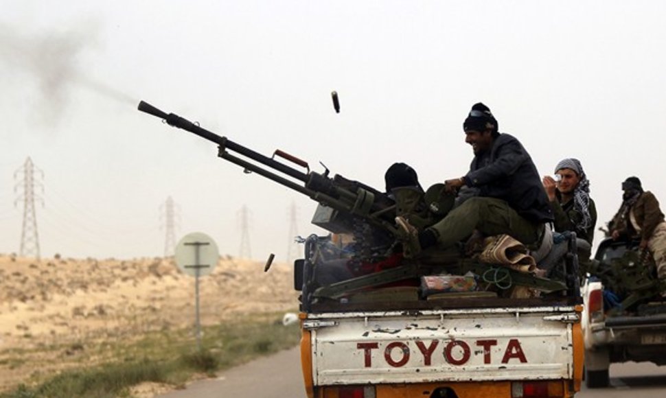 Libijos sukilėliai pakeliui į Bangazio miestą.