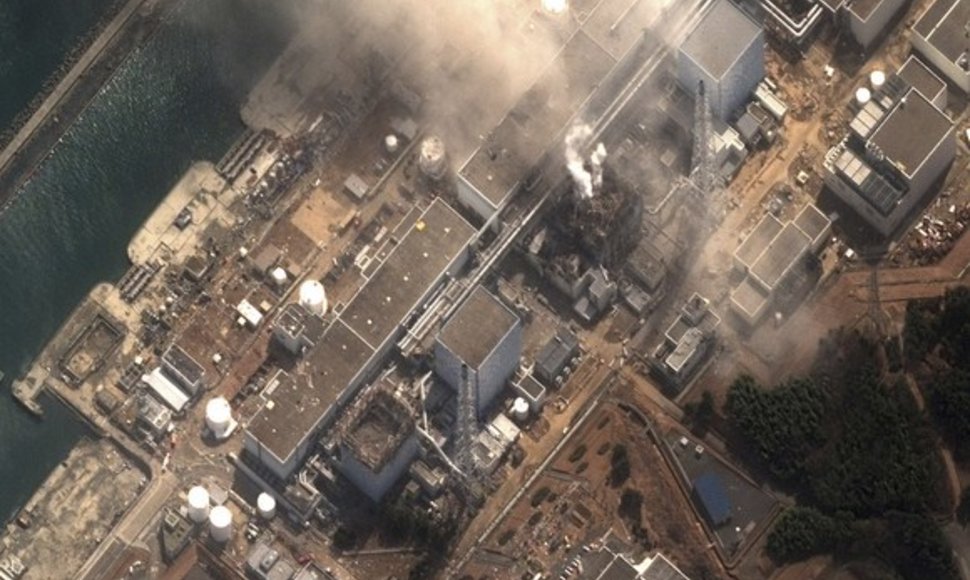 Iš trečiojo reaktoriaus kylantys dūmai Fukušimos-1 atominėje elektrinėje.