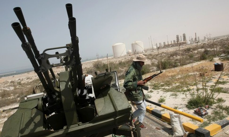 Libijos sukilėliai saugo naftos perdirbimo gamykla Bregos mieste.