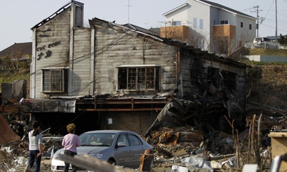 Cunamio ir gaisro nuniokotas žemiau esantis namas