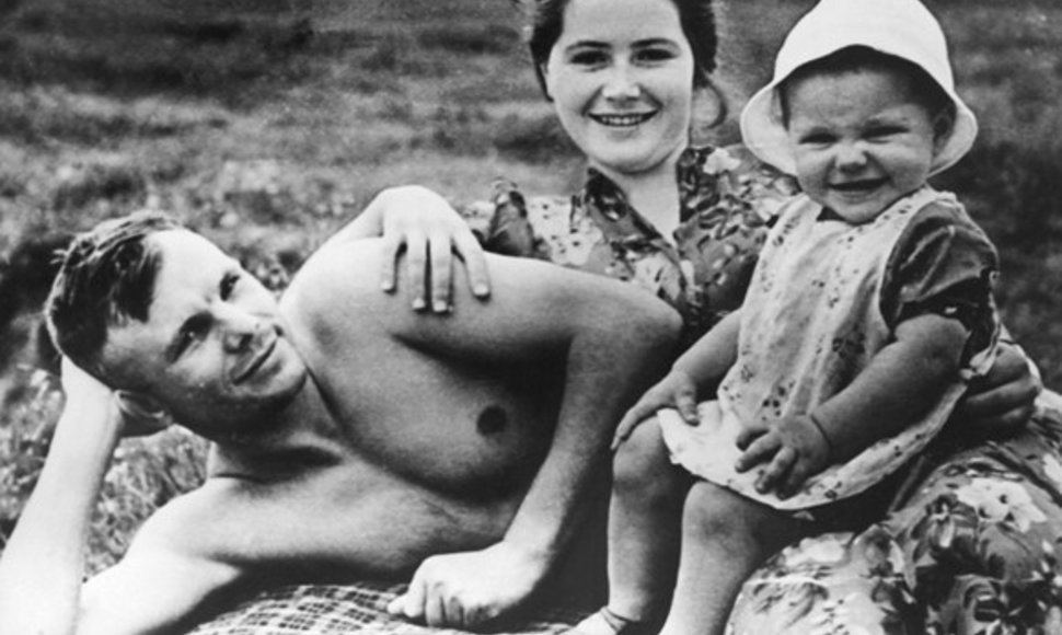 Jurijus Gagarinas su žmona Valentina ir dukra Jelena 1960 m. birželio 1 d.